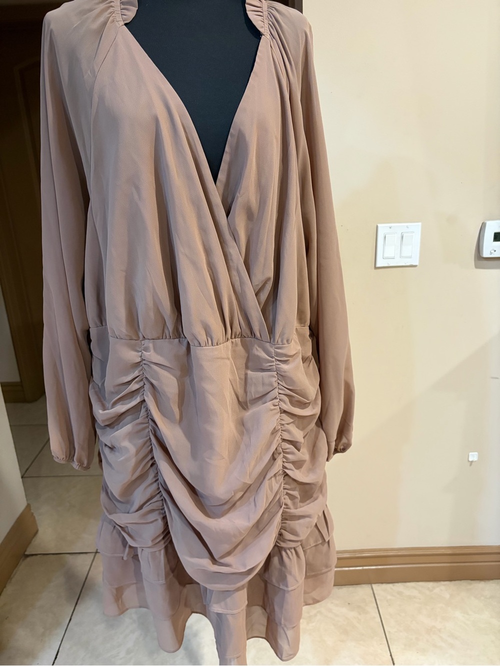 ANDREE BY UNIT Taupe Long-Sleeve Ruched V-Neck Dress